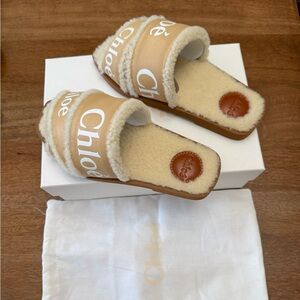 CHLOE Woody Womens Shearling Logo Print Slide Sandals